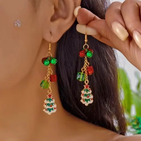 🎄 Red & Green Beaded Christmas Tree Earrings – Holiday Dangle Earrings for Women - Picture 1 of 5